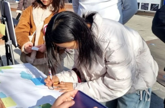 한 참여자가 행사에 참여하며 느꼈던 감정을 적어보고 있다. / 신천지 김포교회 제공