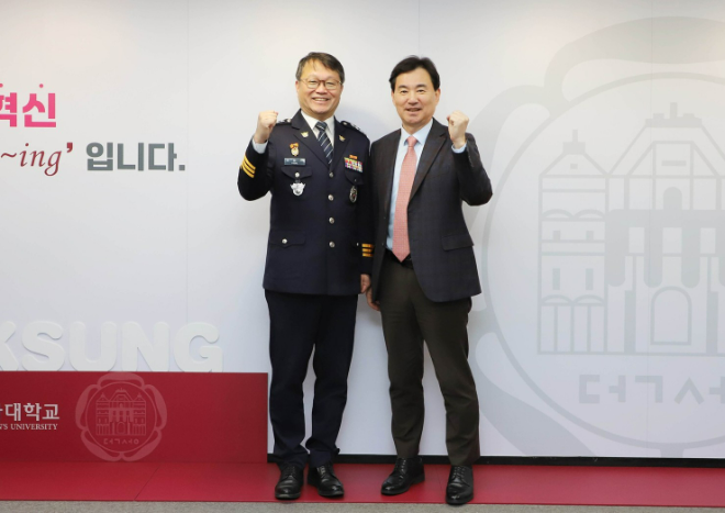 (왼쪽부터) 덕성여대 민재홍 총장, 도봉경찰서 윤창기 서장. (사진제공=덕성여대)