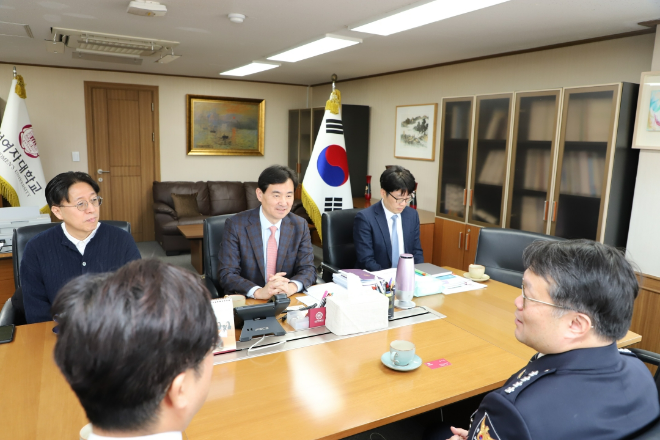 (위 왼쪽부터 시계방향) 덕성여대 윤기정 학생지원과장, 민재홍 총장, 윤현성 사무처장, 윤창기 서장, 김태흥 정보계장. (사진제공=덕성여대)