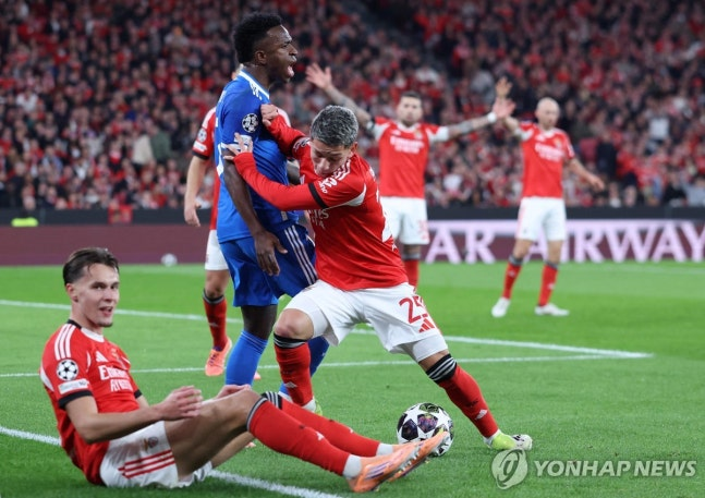 볼 경합하는 비니시우스 주니오르와 잔루카 프레스티아니 / 사진=연합뉴스