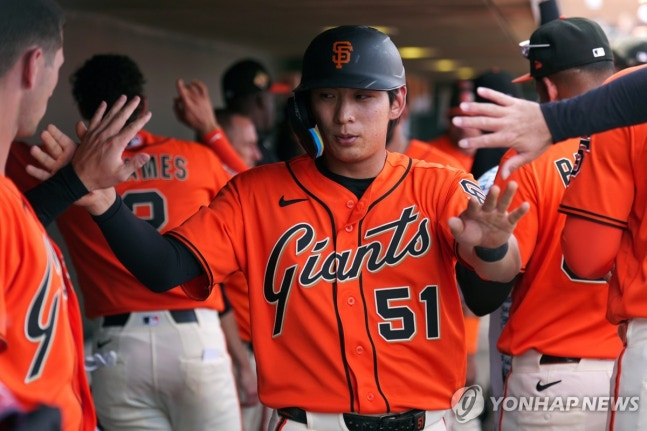 득점 후 동료들과 인사하는 이정후(51번) / 사진=연합뉴스