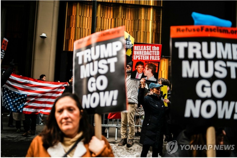 미국인의 절반 이상은 트럼프 대통령이 국가를 잘못된 방향으로 이끌고 있다고 평가하고 있다는 여론조사가 나왔다. 사진=로이터통신, 연합뉴스