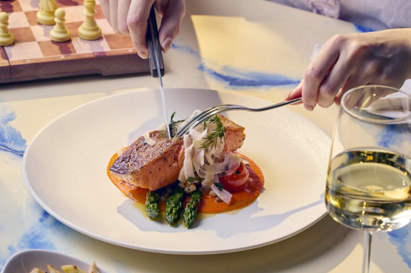 목시 서울 명동, 연어 스테이크 선봬…합리적인 가격으로 즐기는 미식