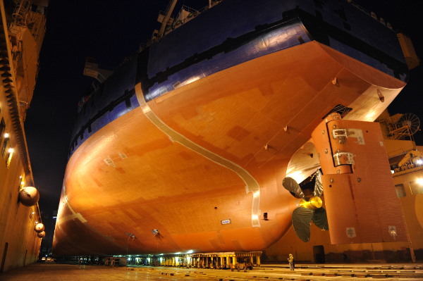 2015년 5월22일 경상남도 통영 성동조선해양(현 JSG성동조선) 조선소에서 육상에서 건조한 200번 째 선박인 10만9000t급 원유 운반선을 바다에 띄우기 위해 플로팅 도크로 옮기는 로드아웃을 진행하고 있다. 선박 밑바닥에서 선박을 플로팅 도크로 끌고 가고 있는 장치가 성동조선해양이 독자 개발한 푸시풀 시스템이며, 선미 아래에 성동조선해양 직원이 서서 로드아웃 과정을 지켜보고 있다. 사진= HSG성동조선