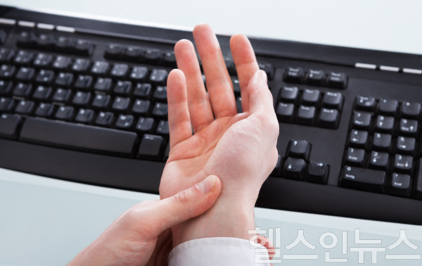 가벼운 손상 뒤에도 비정상적으로 오래, 강하게 이어지는 통증은 복합부위통증증후군일 수 있어 조기 진단과 치료가 중요하다. (사진 제공=클립아트코리아)