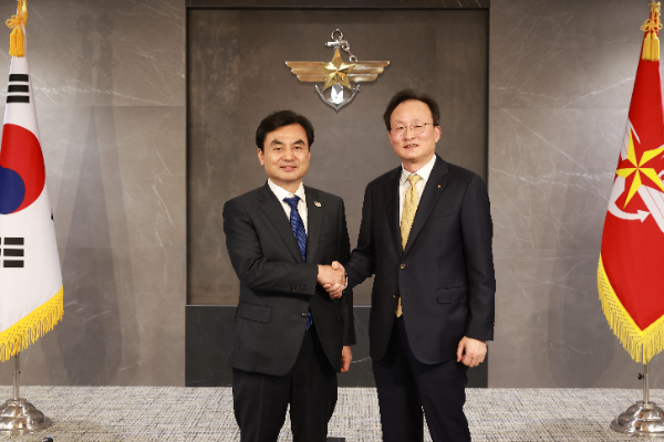 24일 서울 용산구 국방부 청사에서 열린 협약식에서 안규백 국방부 장관(좌측)과 이환주 KB국민은행장이 기념촬영을 하고 있다.