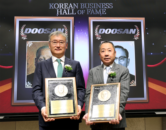 24일 서울 이화여대 경영대학 60주년 기념홀에서 열린 ‘대한민국 기업가 명예의 전당’ 헌액식에서 박정원 두산그룹 회장(오른쪽)이 헌액 기념패를 들고 양희동 한국경영학회 회장(왼쪽)과 함께 기념촬영을 하고 있다. / 사진 = 두산그룹 제공