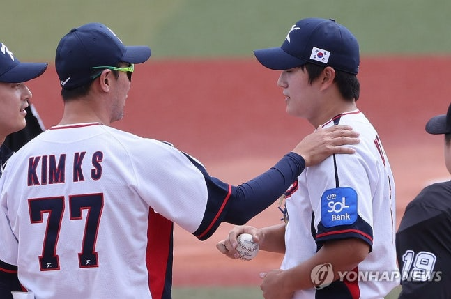 얼굴 향한 강타를 가까스로 피한 김택연(오른쪽)