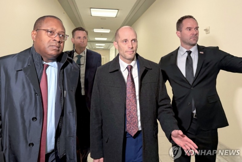 트럼프 행정부는 쿠팡 사태와 관련, 무역법 301조를 근거로 조사할 가능성이 있다는 관측이 나오고 있다. 사진-미 하원에 출석한 로저스 쿠팡 한국법인 임시 대표를 비롯한 쿠팡 관련자. 연합뉴