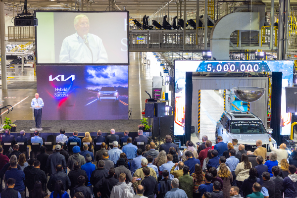 기아 조지아(Kia Georgia)가 2027년형 기아 텔루라이드 HEV 출시와 공장 누적 생산 500만 대 달성을 기념하고 있다.