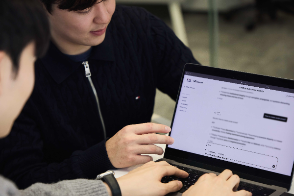 SK텔레콤은 자체 개발한 인공지능(AI) 모델 ‘A.X K1(에이닷엑스 케이원)’의 안전성과 신뢰성을 검증하기 위해, 세계 최대 모바일 박람회 'MWC26(Mobile World Congress 2026)' 기간 중 진행되는 ‘글로벌 AI 레드팀 챌린지’에 참여한다고 밝혔다.