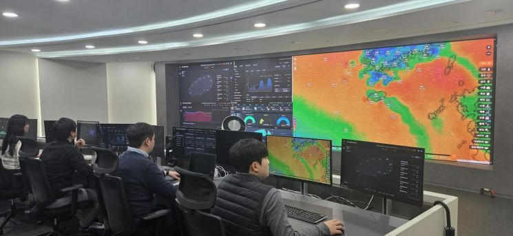 LS일렉트릭 관계자들이 안양 R&D센터에 위치한 관제센터에서 재생에너지 발전량 예측 결과를 확인하고 있다. LS일렉트릭