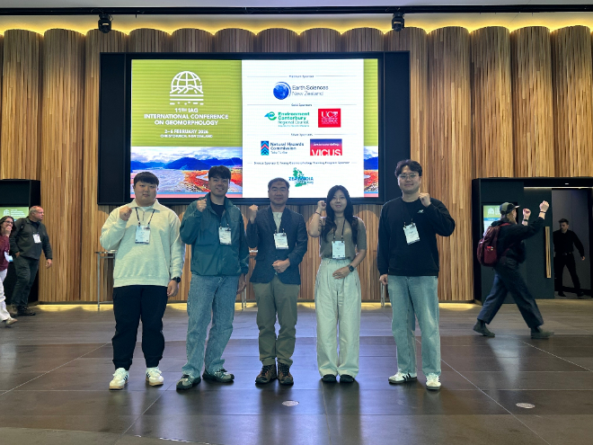 뉴질랜드 크라이스트처치에서 열린 ‘제11차 국제지형학회 학술대회에 참가한 가톨릭관동대학교 지리교육과 최광희 교수와 지속가능환경학과 이준호·황재현·고다해 대학원생. (사진제공=가톨릭관동대)