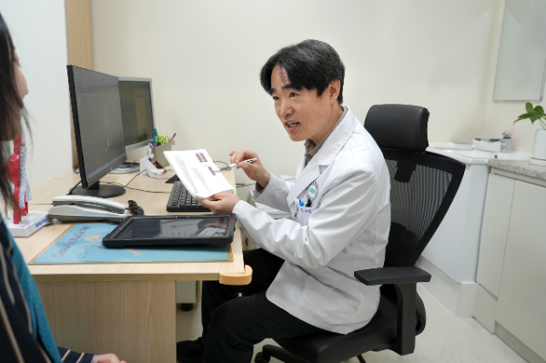 조재민 대진의료재단 분당제생병원 심장혈관흉부외과 과장이 환자에게 설명하고 있다. (사진 제공=분당제생병원)