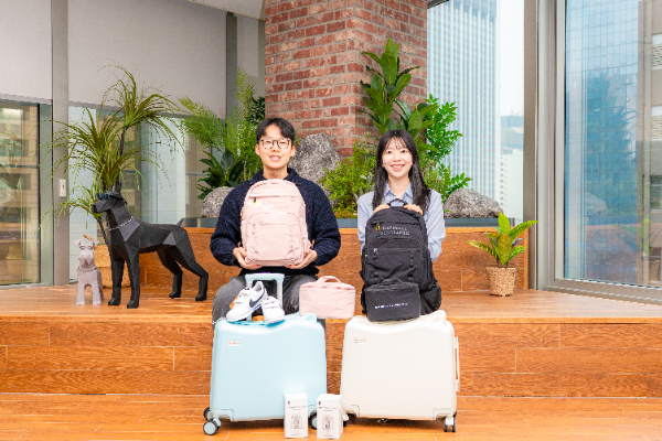 동국제강그룹 임직원이 ‘초등 입학 자녀 응원 선물’과 함께 기념촬영을 하고 있다. 사진=동국홀딩스