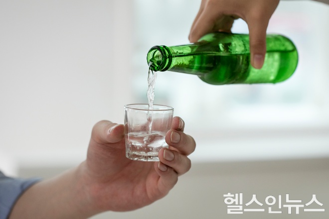 술을 마시지 않는 날에도 기억력 저하나 업무 실수가 반복된다면, 알코올로 인한 뇌 손상이 시작되었을 가능성이 높으므로 조기 검진이 필요하다. (이미지 제공=클립아트코리아)