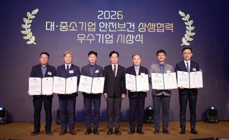 SK텔레콤은 고용노동부와 안전보건공단이 주관하는 ‘대·중소기업 안전보건 상생협력사업’에서 3년 연속 우수기업으로 선정됐다고 25일 밝혔다. 최훈원 SKT 안전보건실장(사진 오른쪽에서 두번째)이 수상자들과 함께 기념 촬영하는 모습./SK텔레콤