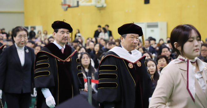 (왼쪽부터) 덕성여자대학교 정기화 총동창회장, 민재홍 총장, 이종구 이사장이 졸업식장에 입장하고 있다. (사진제공=덕성여대)
