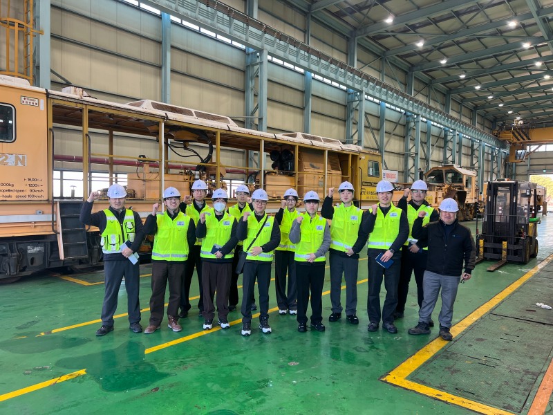 국가철도공단 시설본부 신입직원들이 25일 오송 시설장비사무소에서 현장 견학을 마치고 기념 촬영을 하고 있다./국가철도공단 시설본부