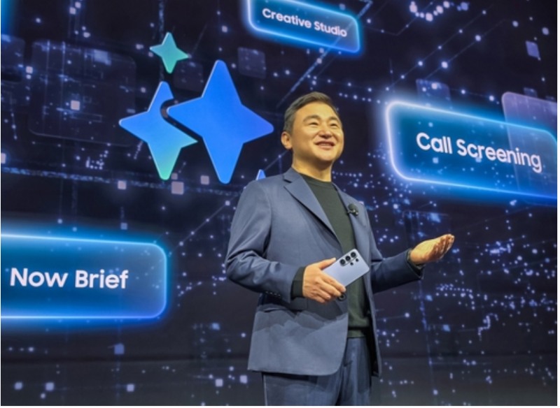 삼성전자 DX부문 사장인 노태문 대표이사가 25일(현지시간) 미국 샌프란시스코 팰리스오브파인아트에서 열린 '갤럭시 언팩 2026' 행사에서 갤럭시S26 시리즈를 소개하고 있다.사진=삼성전자 제공, 연합뉴스