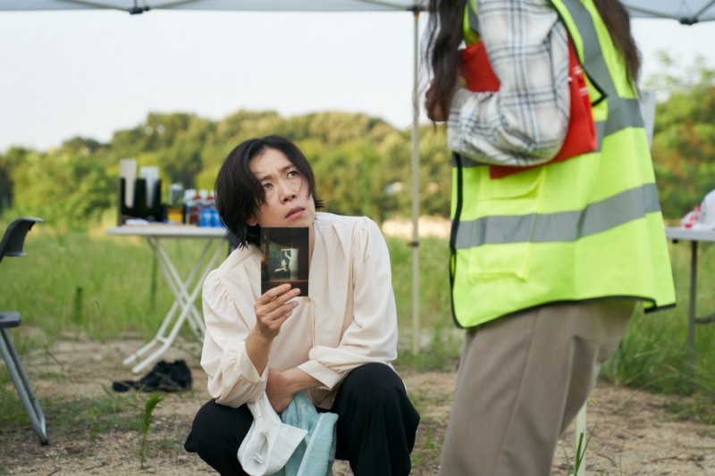 ‘매드 댄스 오피스’ 염혜란, 구청 해결사 국희로 완벽 변신…스펙터클한 일상 담은 스틸 3종 공개