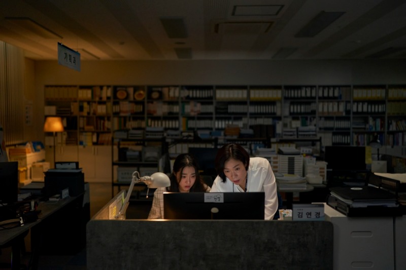 ‘매드 댄스 오피스’ 염혜란, 구청 해결사 국희로 완벽 변신…스펙터클한 일상 담은 스틸 3종 공개