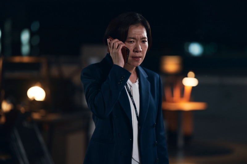 ‘매드 댄스 오피스’ 염혜란, 구청 해결사 국희로 완벽 변신…스펙터클한 일상 담은 스틸 3종 공개