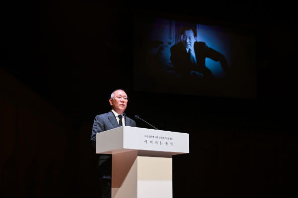 『아산 정주영 서거 25주기 추모 음악회 : 이어지는 울림』에서 추모사를 하고 있는 현대차그룹 정의선 회장