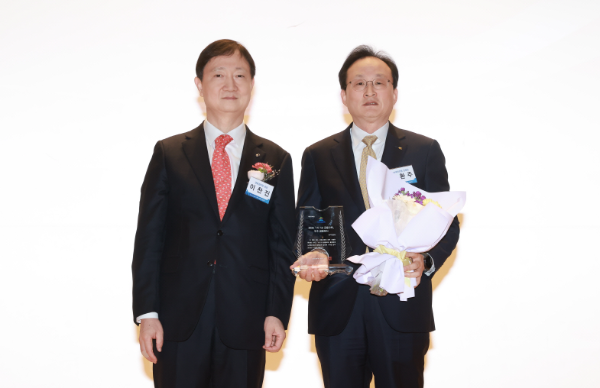 지난 25일 금융감독원에서 열린 '2025년 1사1교 금융교육 우수 사례 시상식'에서 이찬진 금융감독원장(좌측)과 이환주 KB국민은행장이 기념촬영을 하고 있다.