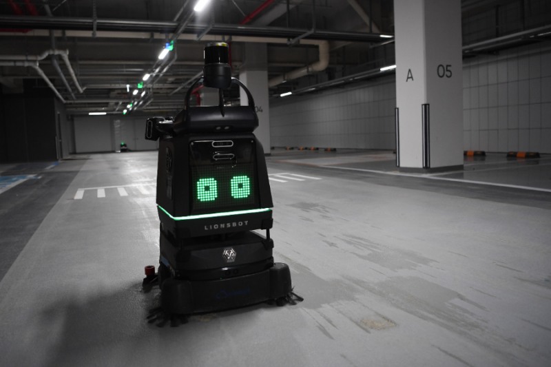 포스코이앤씨, 준공청소에 자율주행 청소 로봇 도입