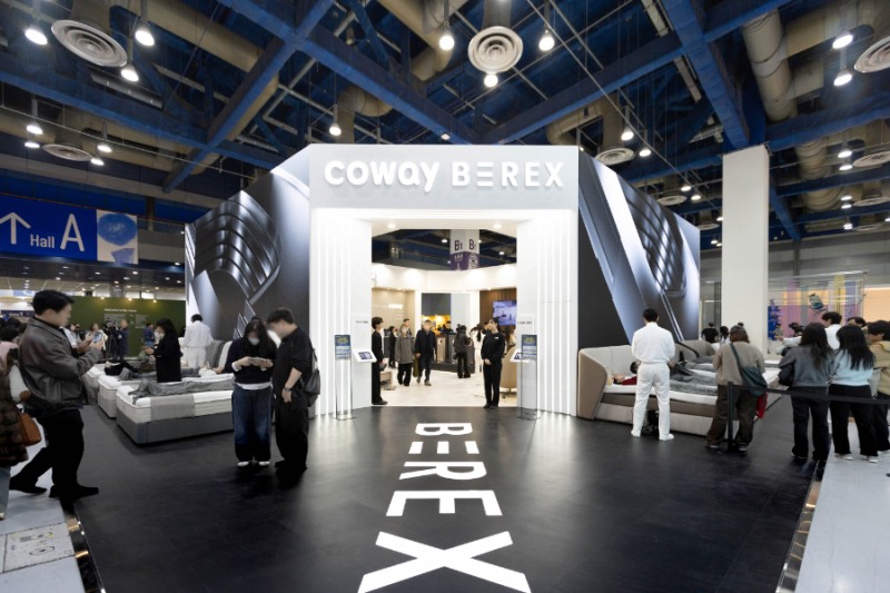 서울 강남구 코엑스에서 열린 ‘2026 서울리빙디자인페어’ 코웨이 부스 전경. 코웨이는 상반기 출시 예정인 비렉스 슬립테크 매트리스 3종을 최초로 공개했다.