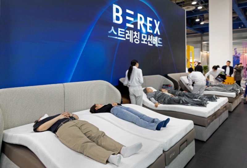 코웨이 ‘비렉스 스트레칭 모션베드 R시리즈’를 체험하는 모습. 매트리스 내부의 듀얼 스트레칭셀이 움직여 허리를 자동으로 스트레칭해주는 기능을 갖췄다.