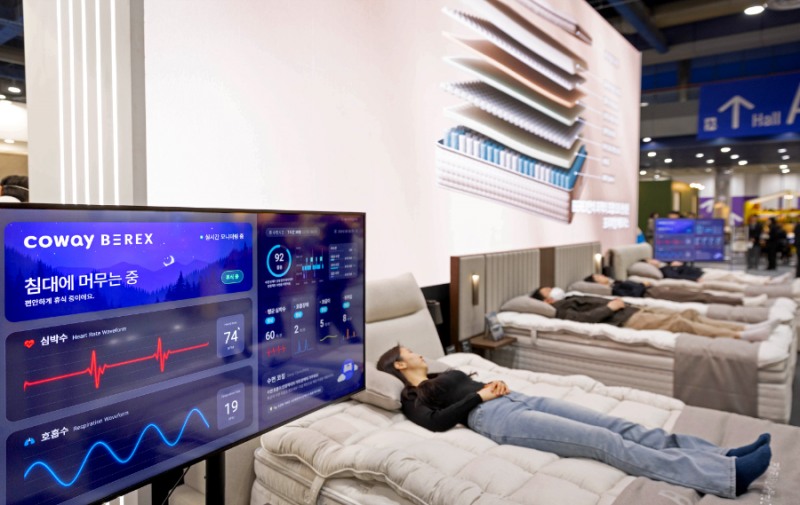 방문객이 코웨이 ‘비렉스 수면센서 매트리스 S시리즈’를 체험하며 호흡·심박 등 데이터를 확인하고 있다. 스마트워치 같은 웨어러블 기기를 착용할 필요 없이, 침대에 눕기만 하면 내장된 센서가 심박 등을 감지해 개인 수면 관리를 돕는다.