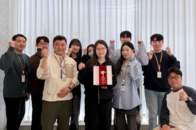 HR그룹 본사 직원들이 ‘2025 모범적 건강 실천 영업점 최우수 기관 선정’ 트로피를 들고 수상 성과를 기념하고 있다./사진=HR그룹㈜ 미디어팀 제공