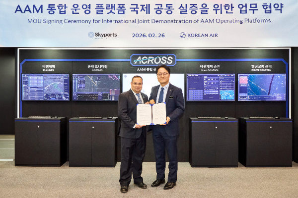 사진은 업무협약 서명식에 참여한 김경남 대한항공 항공기술연구원장(오른쪽)과 안킷 다스(Ankit Dass) 스카이포츠 최고기술경영자(왼쪽)가 기념사진을 촬영하는 모습.