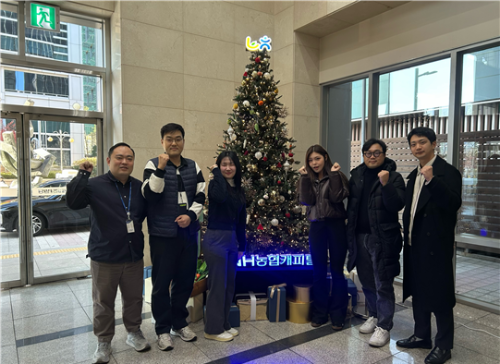 NH농협캐피탈 임직원들이 농심사랑나무 이벤트에 참여한 사진이다.