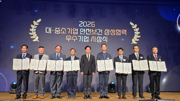 S-OIL은 고용노동부 주관 ‘2025년 대·중소기업 안전보건 상생협력사업’ 평가에서 우수기업으로 선정되었다.(왼쪽 다섯번째 김영훈 고용노동부 장관, 왼쪽 일곱번째 S-OIL 홍승표 CSO)