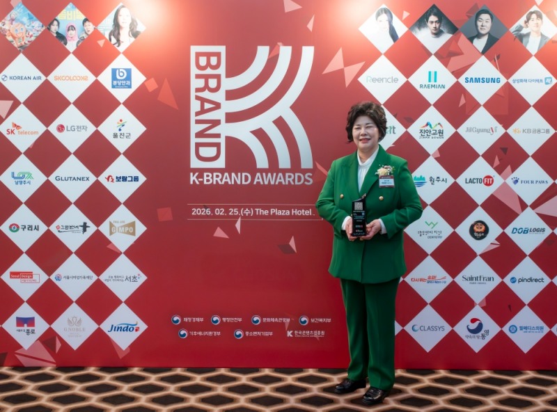 이현경 보람상조애니콜 대표이사가 K-Brand Awards에서 대상을 수상한 뒤 기념촬영을 하고 있다./보람그룹