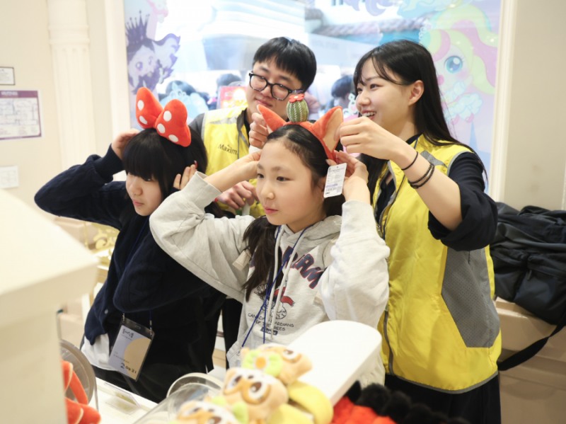 동서식품이 지난 26일 강원도 삼척시 도계 탄광마을 아동을 초청해 서울 송파구 롯데월드에서 문화 체험 프로그램을 함께 하는 임직원 봉사활동을 진행했다.