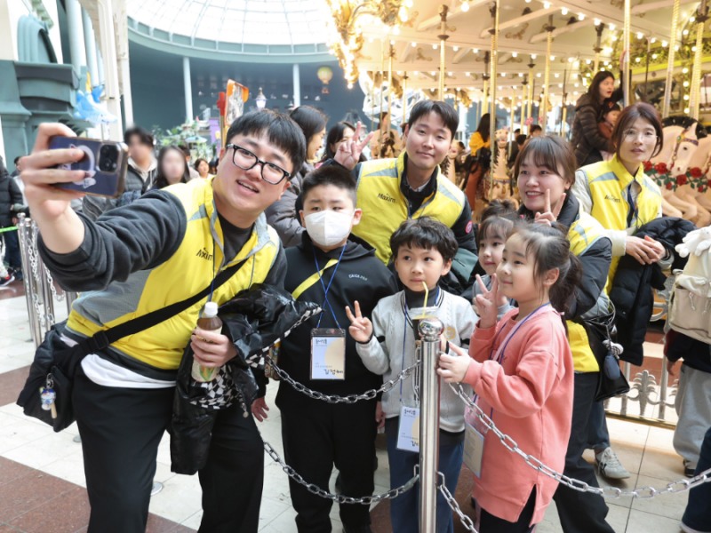 동서식품이 지난 26일 강원도 삼척시 도계 탄광마을 아동을 초청해 서울 송파구 롯데월드에서 문화 체험 프로그램을 함께 하는 임직원 봉사활동을 진행했다.