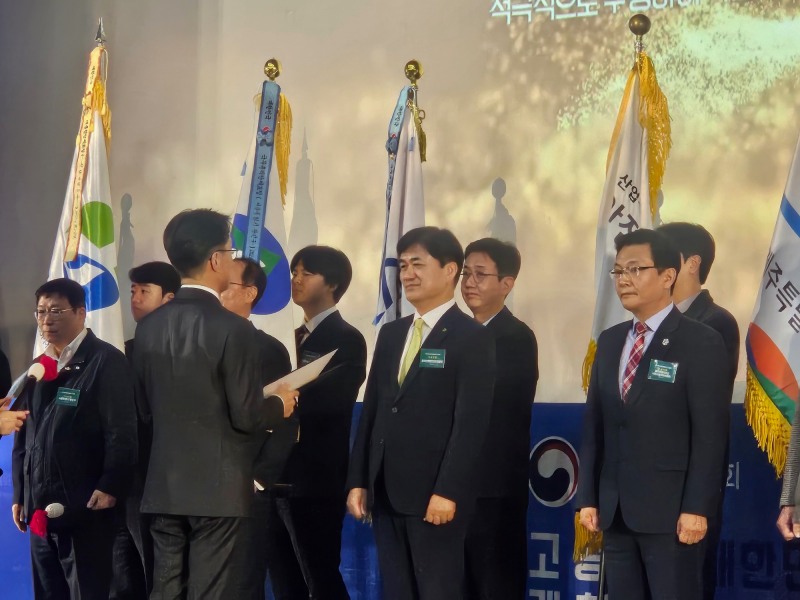 한국산업안전보건공단은 27일 국민권익위원회에서 주최한 ‘제14회 국민권익의 날’ 기념식에서 부패방지 부문 국무총리 표창을 수상했다./한국산업안전보건공단