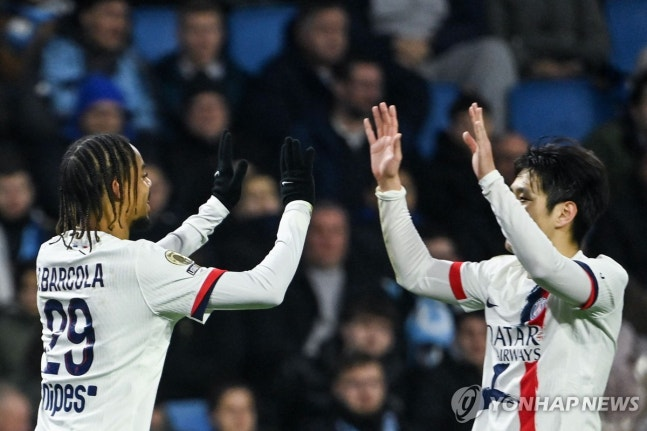 브래들리 바르콜라(왼쪽)와 골세리머니를 펼치는 이강인 / 사진=연합뉴스