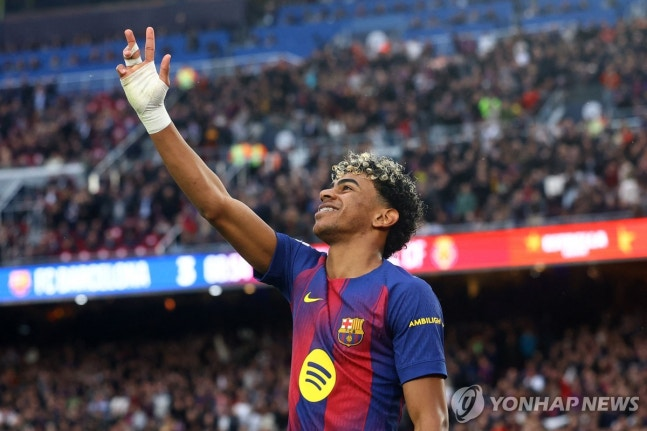 해트트릭을 달성하고 기뻐하는 라민 야말 / 사진=연합뉴스