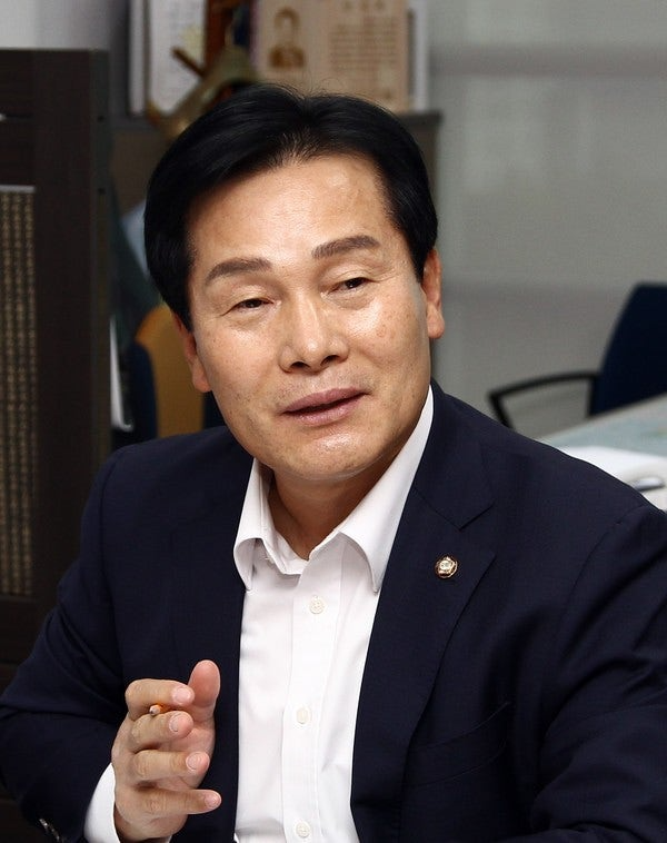 주철현 의원은 “공정한 절차를 거쳐 추진된 사업을‘짜고 치는 행정’으로 몰아가는 것은 지방 상생을 위해 노력한 공직자들을 모독하는 행위”라며 “근거 없는 정치 공세는 여수 이미지와 시민 자존심을 훼손할 뿐”이라고 말했다. = 사진 더불어민주당 주철현 의원