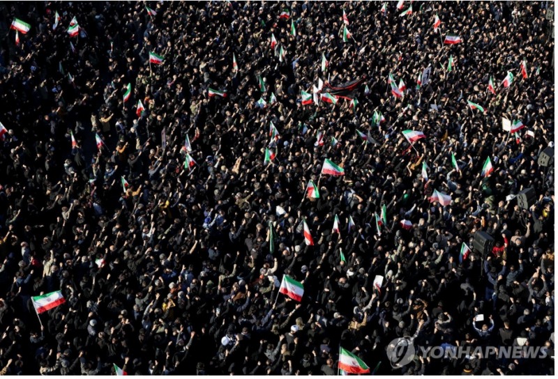 이란 국영방송이 최고지도자 하메네이의 사망을 공식 확인한 가운데 테헤란 중심지에서 애도 물결이 이어지고 있다. 사진=로이터통신, 연합뉴스