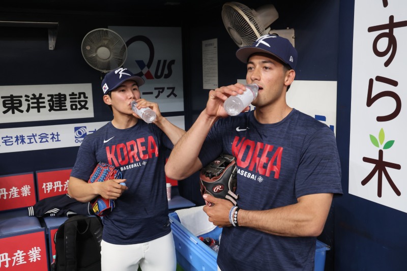 나란히 물 마시는 김혜성-셰이 위트컴. 사진(오사카=연합뉴스)