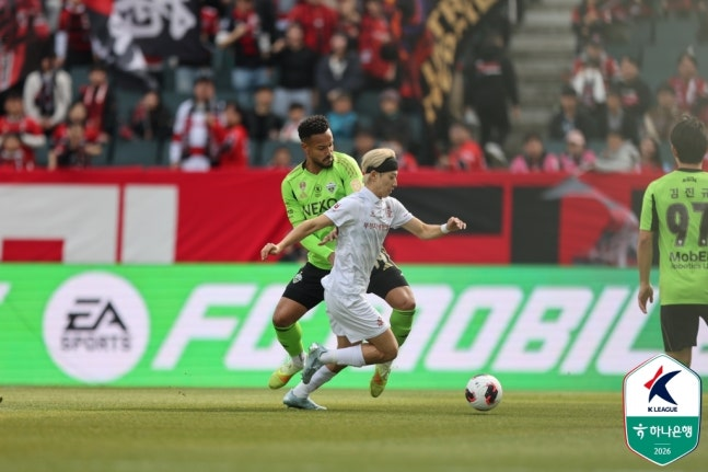 볼 경합하는 카즈와 모따