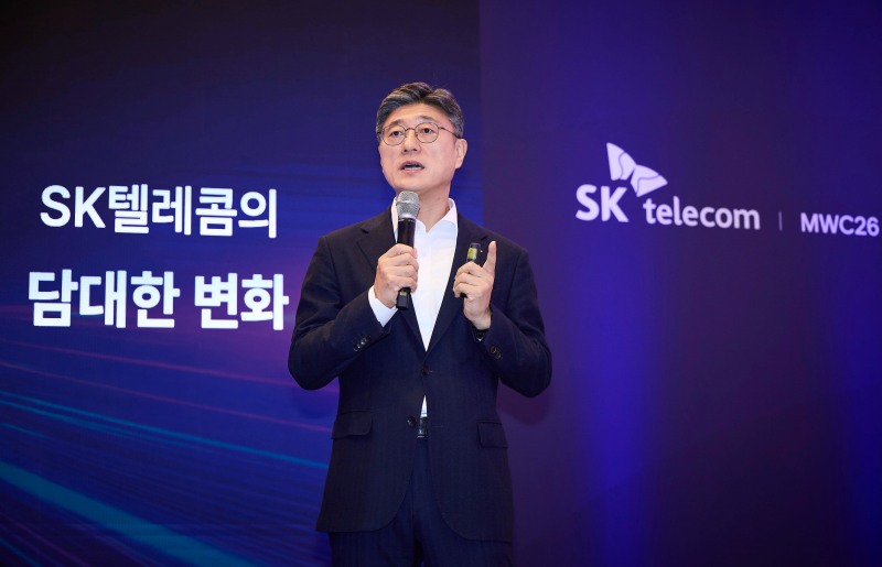 정재헌 SKT 최고경영자(CEO)는 1일(현지 시간) MWC26이 열리는 스페인 바르셀로나에서 기자간담회를 개최하고, AI 인프라의 재편과 대규모 투자 계획을 포함한 ‘AI 네이티브’ 혁신 전략을 발표했다./SK텔레콤