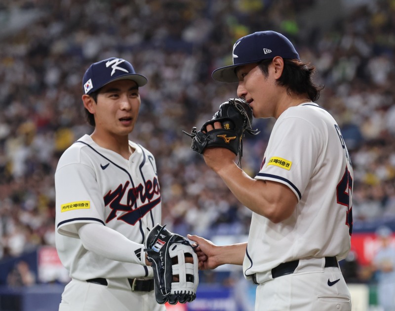곽빈 위로하는 이정후. 사진(오사카=연합뉴스)
