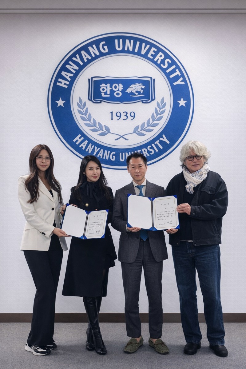 (왼쪽부터)한양대학교 시니어모델 인플루언서 비즈니스과정 패션총괄교수 장정인,총괄경영교수 이현진(이초의),미담 최영철 회장,패션 알파벳 한규철 대표.